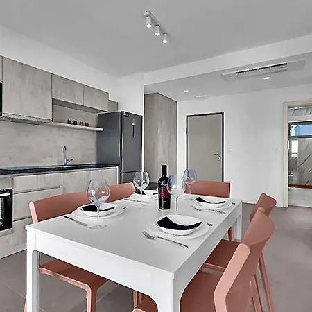 Beachfront Srzic Apartment Makarska