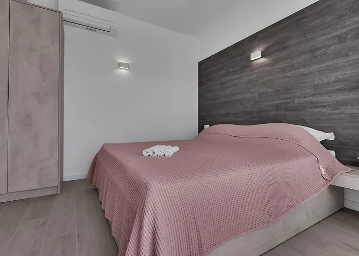 Beachfront Srzic Apartment *